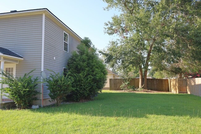 Building Photo - 1801 Chestnut Dr