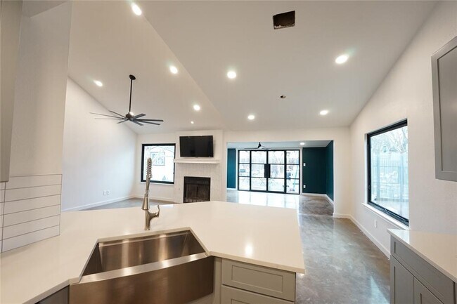 Building Photo - 8006 Tiffany Dr