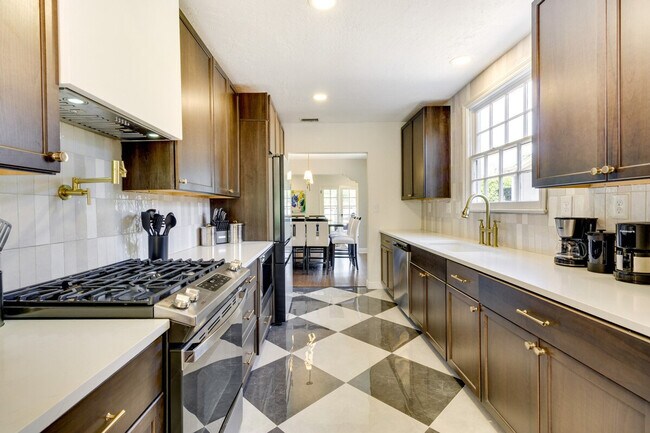 Building Photo - 15 S Lawsona Blvd