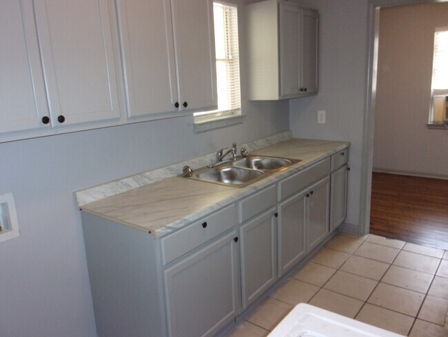 Building Photo - 2957 Phyllis Ln