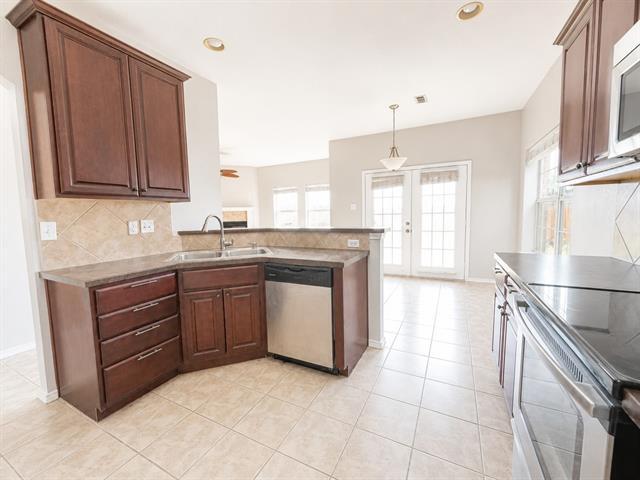 Building Photo - 127 Castleridge Dr