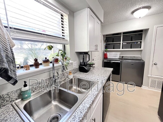 Building Photo - 1373 E Sequoyah Ct