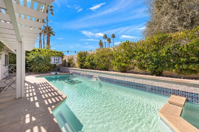Building Photo - 43911 La Carmela Dr