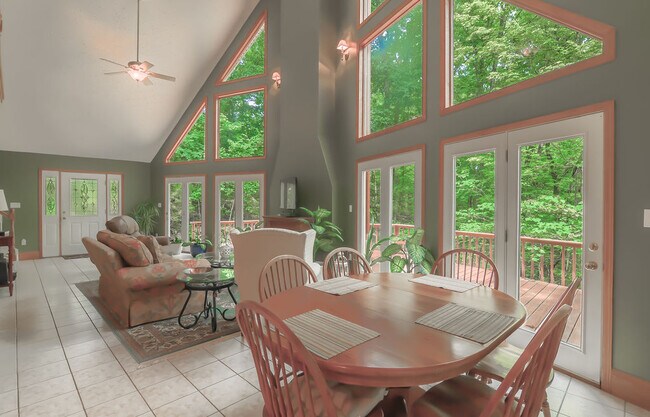 Building Photo - 610 Hickory Point Dr