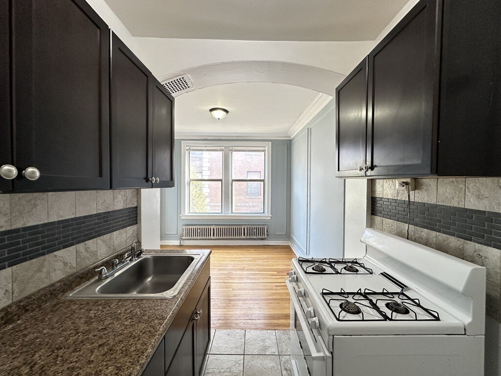 Building Photo - 1415 W Estes Ave