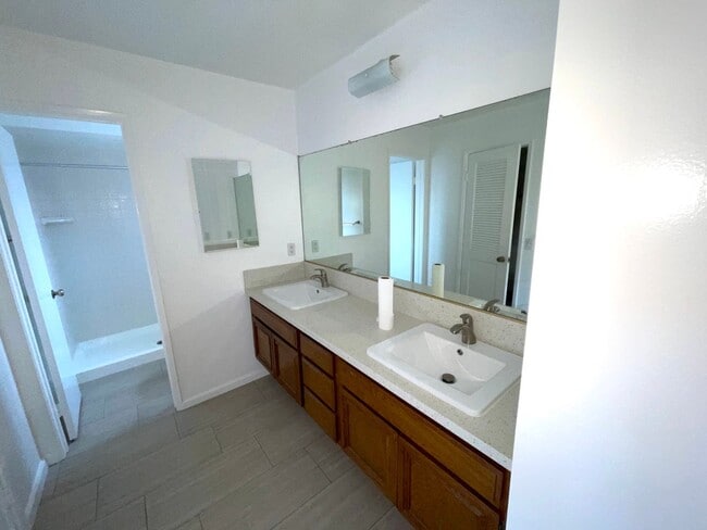 Building Photo - $2750 LARGE 2 BEDROOM CONDO NEAR 4TH ST. W/ PARKING