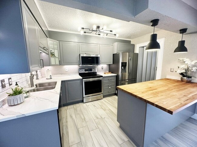 Building Photo - 321 Sandtree Dr