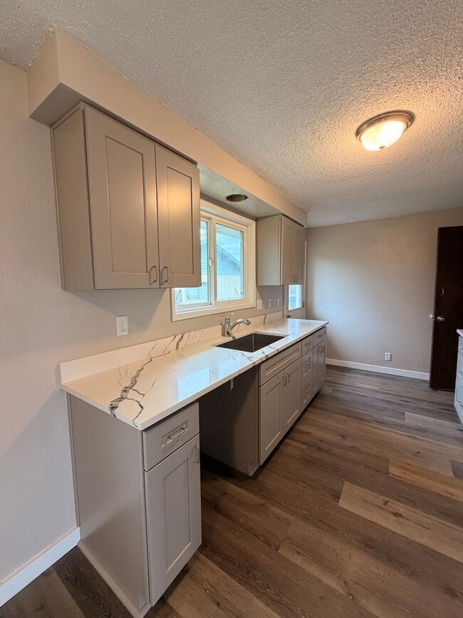 Building Photo - 2-Bedroom 1-Bathroom Duplex in Springfield