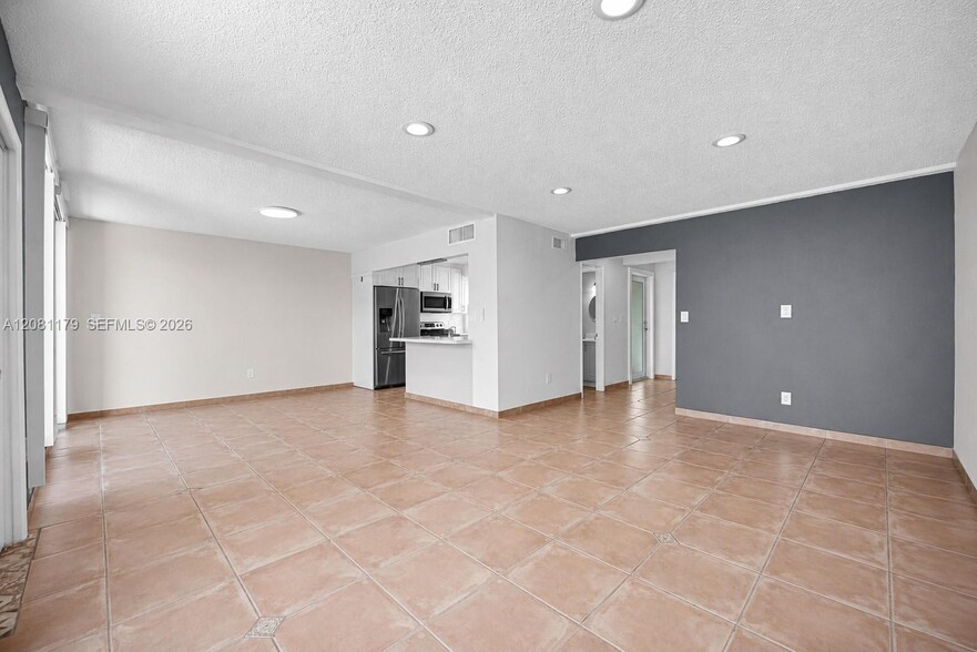 Building Photo - 9133 Fontainebleau Blvd