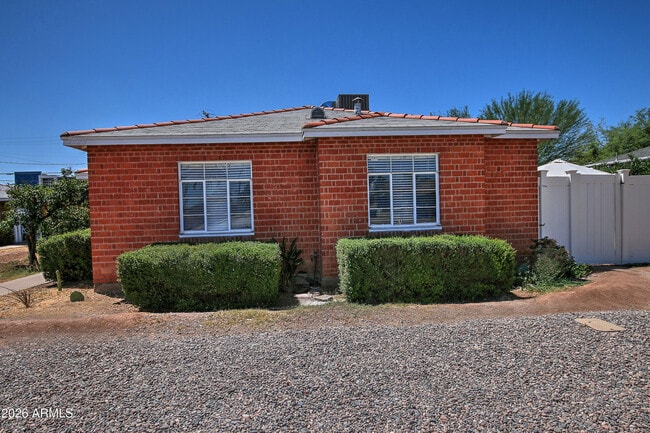 Building Photo - 1923 W Earll Dr