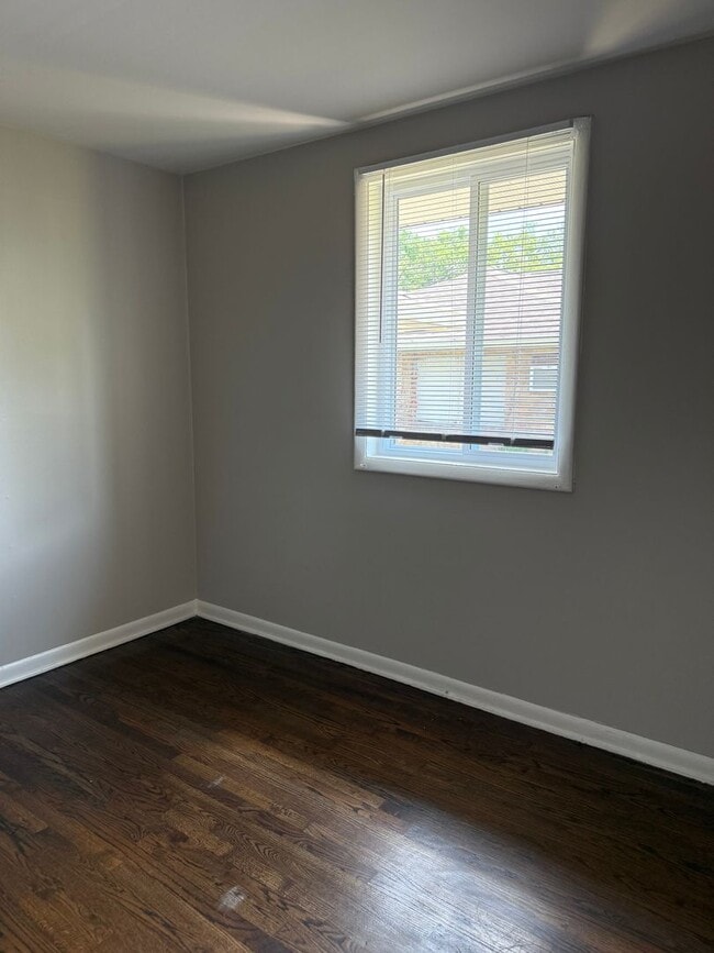 Building Photo - 2 bedroom/1 bath