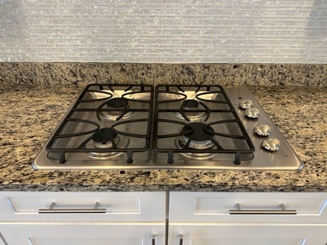 Building Photo - Gorgeous 4-Bed 3.5-Bath Townhouse next to ...