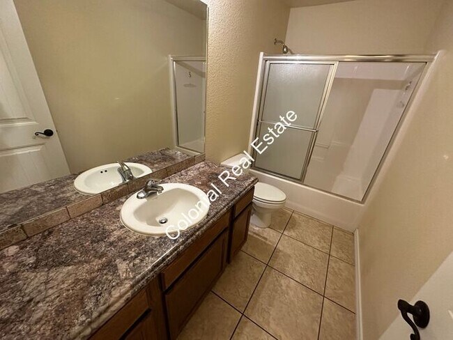 Building Photo - Spacious and updated 3 Bedroom 2 bathroom ...