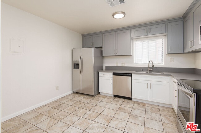 Building Photo - 2132 Cloverdale Ave