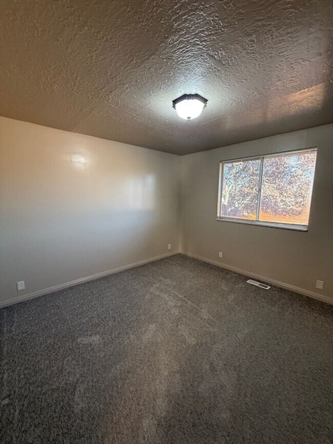 Building Photo - 537 E Acoma Rd