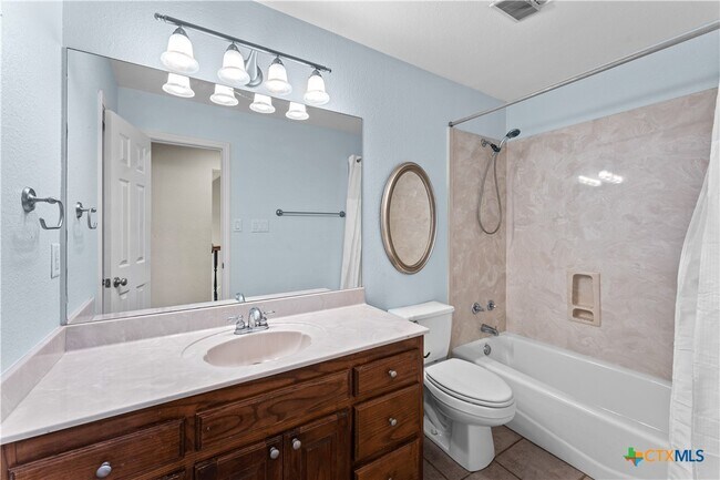 Building Photo - 1060 Great Oaks Dr