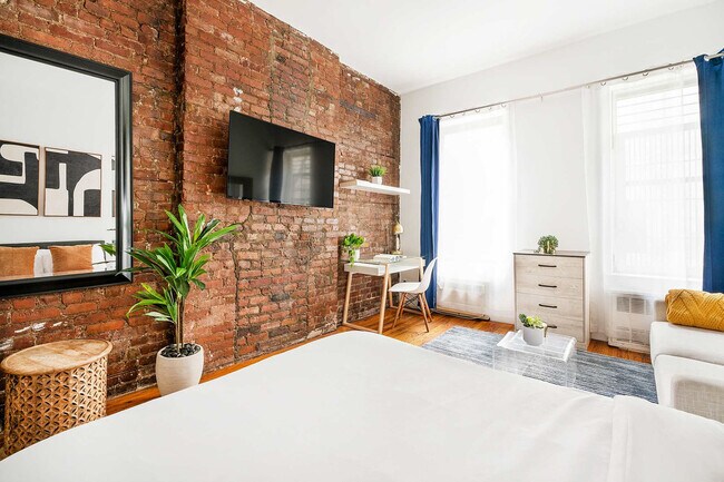 Building Photo - 240 E 26th St