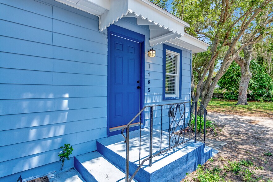 Front of House - 1485 Hamlet Ave