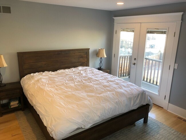 Building Photo - Charming Craftsman Gem Near McKinley Park