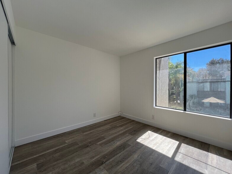 Building Photo - 15511 Sherman Way