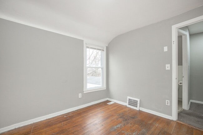 Building Photo - 2 BED 1 BATH BEAUTIFUL SINGLE FAMILY HOME