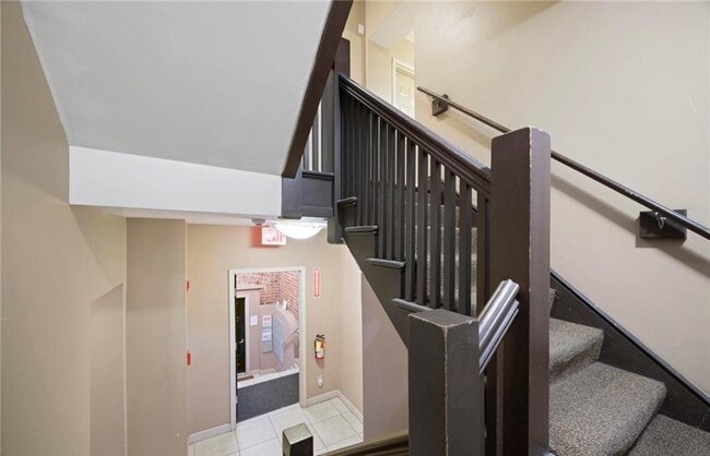 Building Photo - High-End Comfort in Every Detail