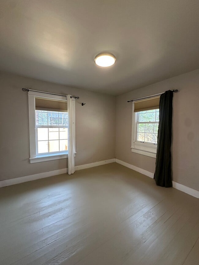 Building Photo - Charming 2 Bed / 2 Bath Home in Prime Westside Bend Location