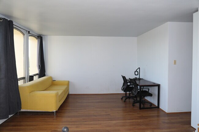 Building Photo - 1400 E 55th Pl