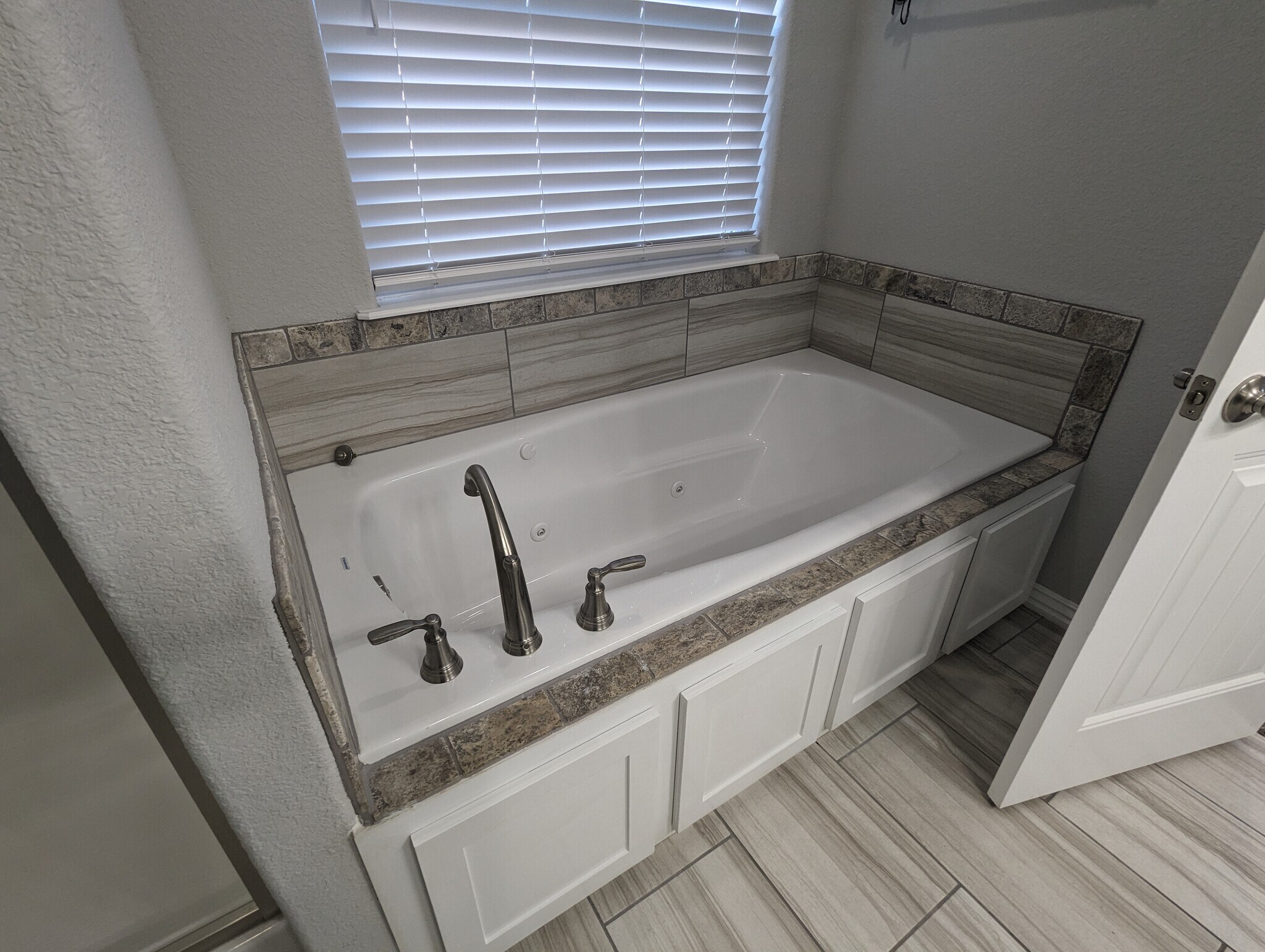 Master bath whirlpool tub - 4360 W Wales Dr