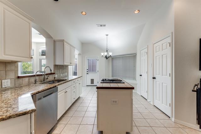 Building Photo - 8904 Lakewood Dr