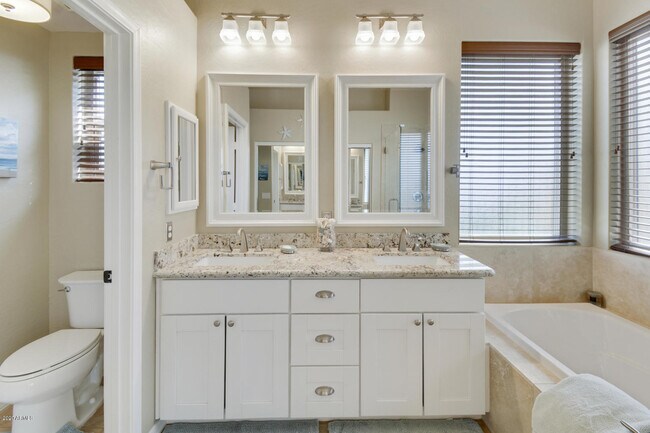 Building Photo - 10601 E Meadowhill Dr