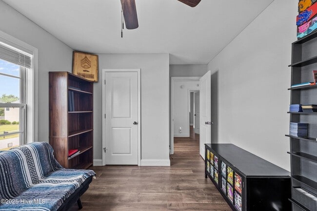 Building Photo - 300 Onyx Ct