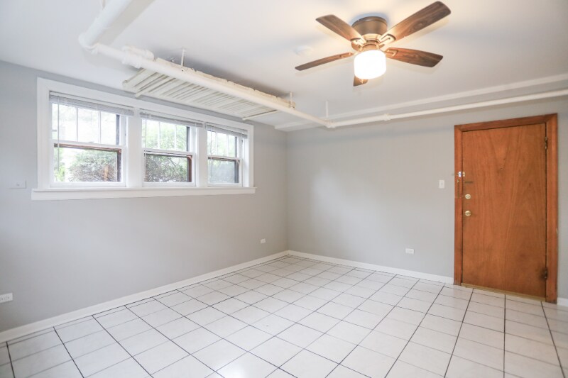 Building Photo - 1342 W Foster Ave