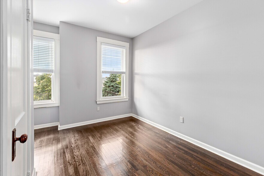Building Photo - 310 Hendrie St
