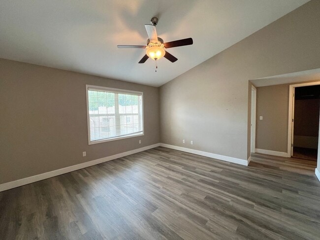 Building Photo - 2 Bedroom/2 Bathroom Oakridge Apartments U...