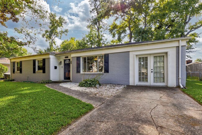 Building Photo - 3-Bedroom Ranch Home