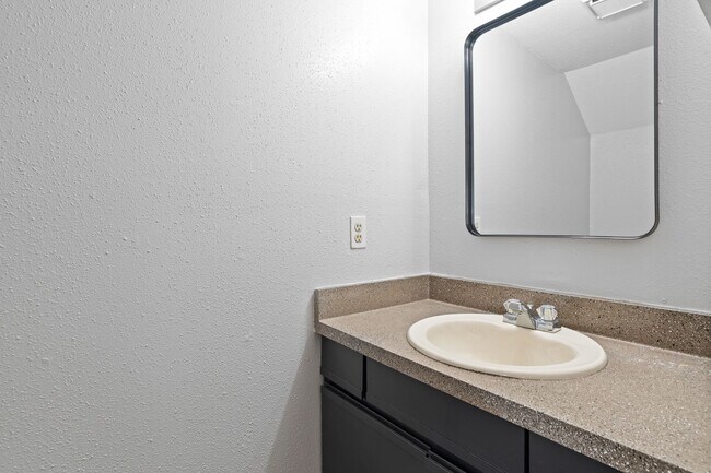 Building Photo - RIVER CROSSING TOWNHOME - 2BD -2.5BA - GREENBELT VIEW - WASHER/DRYER - RESERVED PARKING