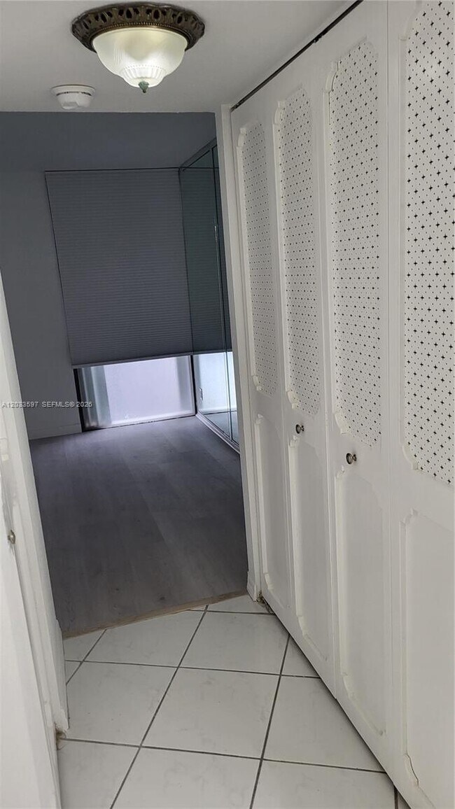 Building Photo - 3401 N Country Club Dr