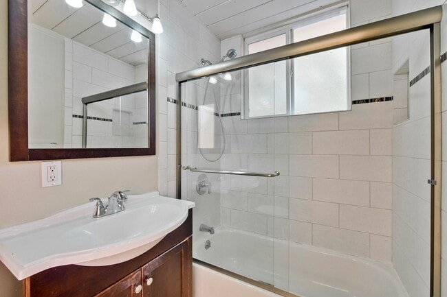 Building Photo - Mountain View Home l Spacious Open Layout ...