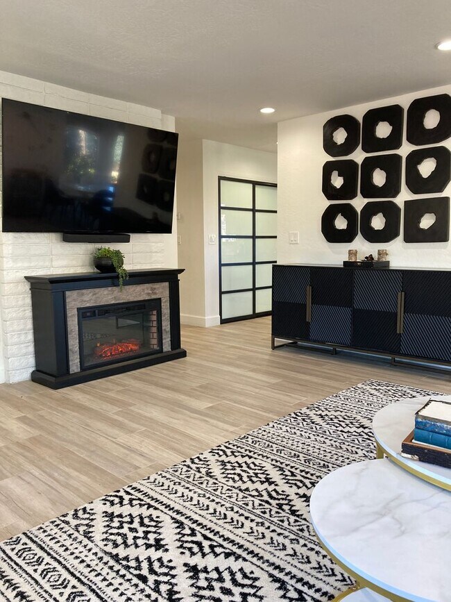 Building Photo - Gorgeous, modern, remodeled, furnished ren...