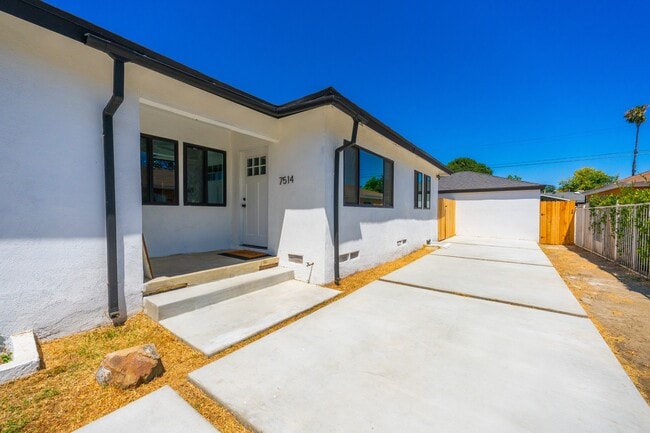Building Photo - 7514 Woodley Ave