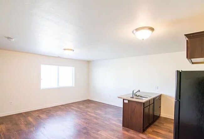 Building Photo - 795 E 500 S