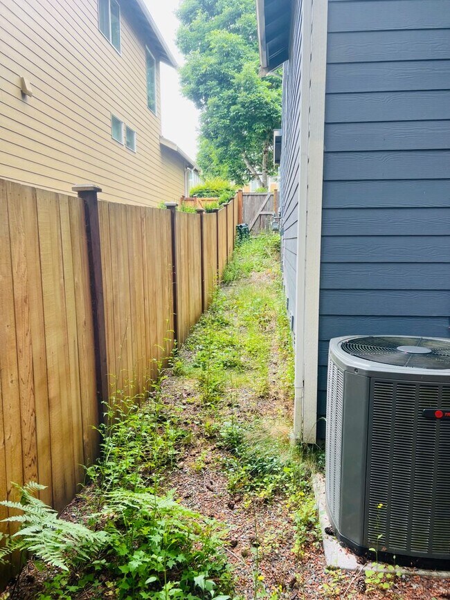 Building Photo - Must See! Beautiful 3bd/ + Bonus Rm/2.5 bath/ Primary Bed on Main/ /Heat Pump/Updated Features