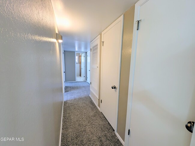 Building Photo - 612 Somerset Dr