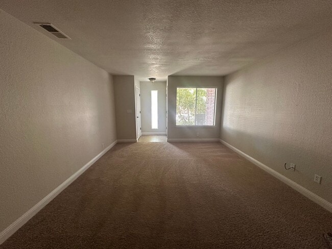 Building Photo - 2 Bedroom 2 Bathroom Updated Duplex with Y...