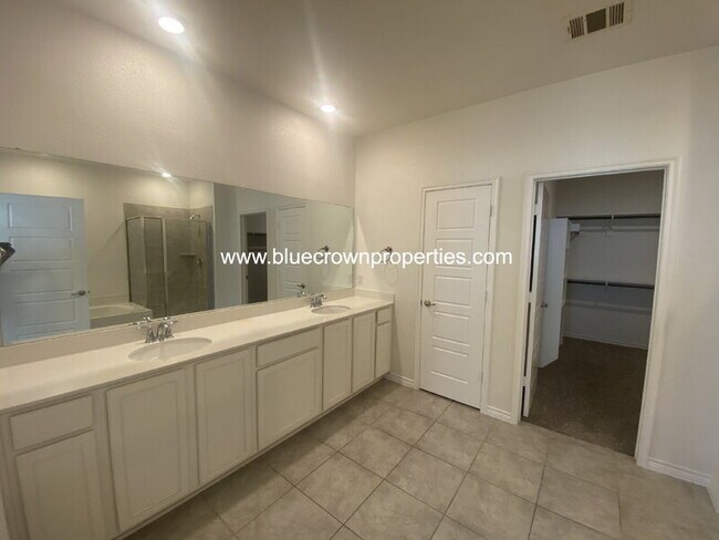 Building Photo - 2431 Klamath Dr