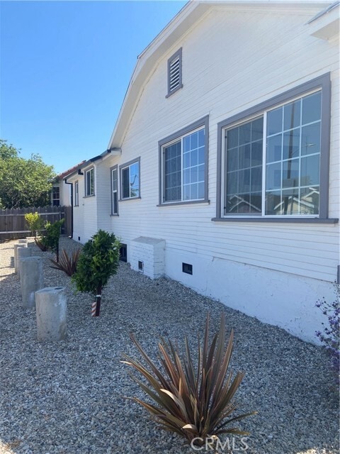 Building Photo - 4050 Floral Dr