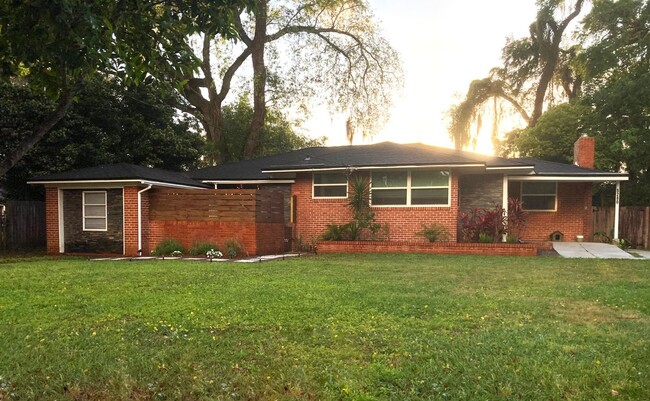 Primary Photo - 3 Bed / 2 Bath in Charming Lakewood Neighb...