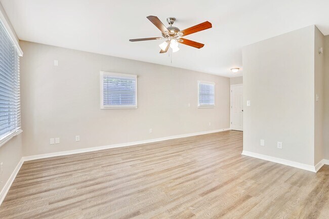 Building Photo - 6195 Cedar Wood Dr