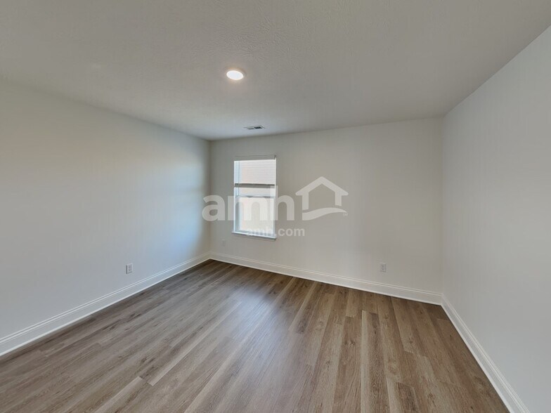 Building Photo - 206 Deanscroft Dr